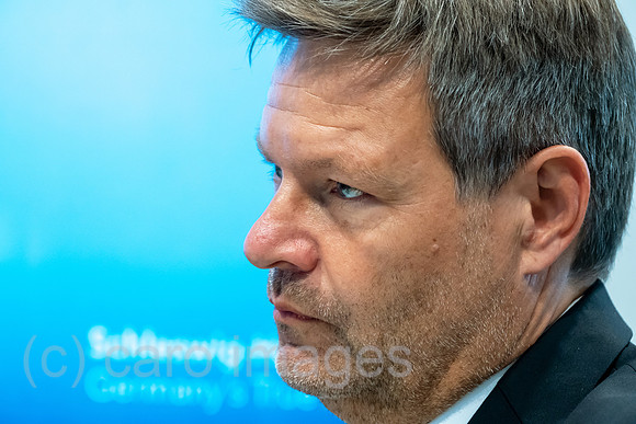Deutschland, Hannover - Bundesminister fuer Wirtschaft und Klimaschutz und Vizekanzler Robert Habeck (Buendnis 90/Die Gruenen), Hannover-Messe, Messestand von Schleswig-Holstein