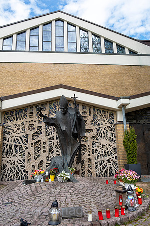 Deutschland, Hannover - Gebauede der Polnischen Katholischen Mission, mittig Skulptur von Papst Johannes Paul II