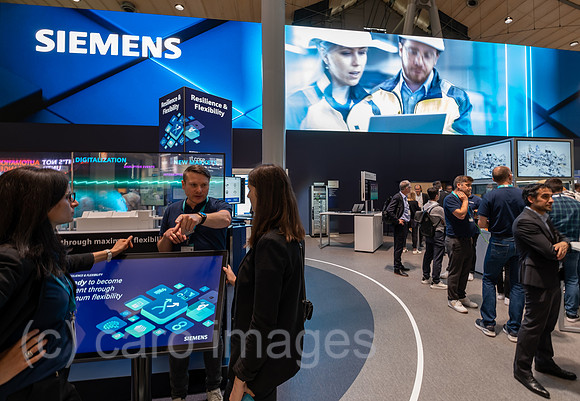 Deutschland, Hannover - Hannover-Messe, Messestand von Siemens
