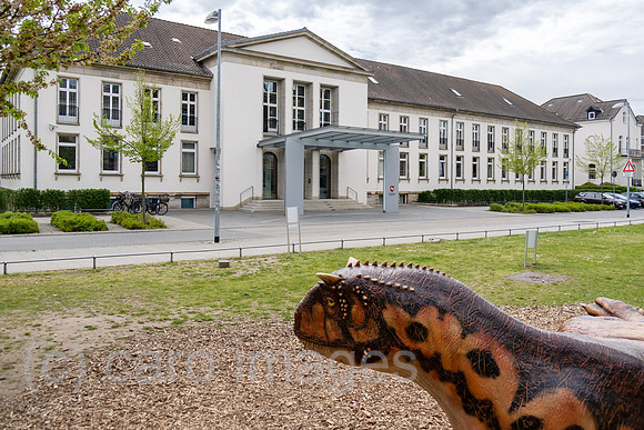 Deutschland, Hannover - Niedersaechsische Staatskanzlei, Sitz der Landesregierung und Modell eines Dinosauriers des Landesmuseum Hannover gegenueber