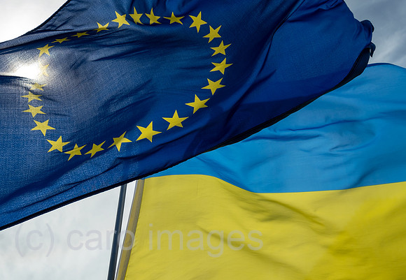 Deutschland, Bremen - EU-Flagge und Ukrainische Flagge bei einer Demonstration