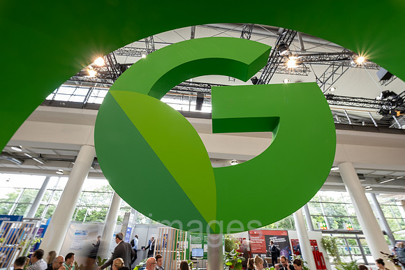 Deutschland, Hannover - Hannover-Messe, Messestand von Google, dahinter Publikum