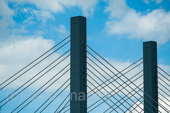 Deutschland, Bremen - Brueckenpfeiler einer Haengebruecke einer Stadtautobahn