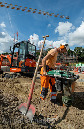 Deutschland, Bremen - Baustelle fuer eine Wohnsiedlung, Bauarbeiter mit Presslufthammer
