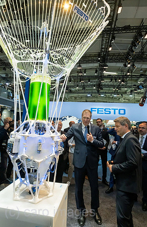 Deutschland, Hannover - Bundesminister fuer Wirtschaft und Klimaschutz und Vizekanzler Robert Habeck (Buendnis 90/Die Gruenen) bei FESTO (Hannover-Messe)