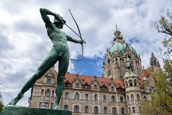Deutschland, Hannover - Neues Rathaus der Landeshauptstadt Hannover, erbaut 1901-1913, davor Der Bogenschuetze (1918 von Ernst Moritz Geyger)