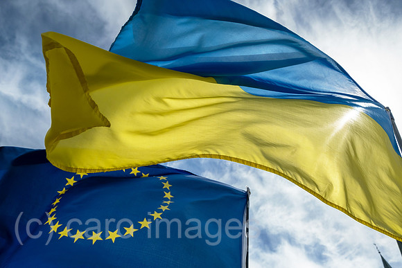 Deutschland, Bremen - EU-Flagge und Ukrainische Flagge bei einer Demonstration