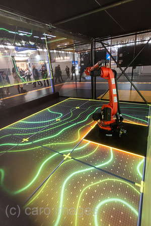 Deutschland, Hannover - Hannover-Messe, SAP-Messestand mit einem Kuka-Roboterarm als Teil einer Lightshow