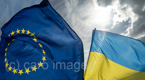 Deutschland, Bremen - EU-Flagge und Ukrainische Flagge bei einer Demonstration