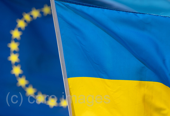Deutschland, Bremen - EU-Flagge und Ukrainische Flagge bei einer Demonstration