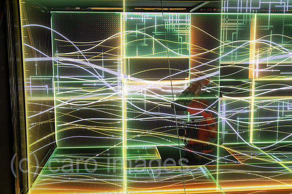 Deutschland, Hannover - Hannover-Messe, SAP-Messestand mit einem Kuka-Roboterarm als Teil einer Lightshow