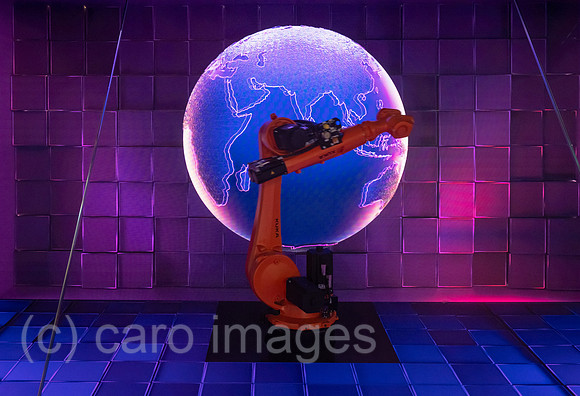 Deutschland, Hannover - Hannover-Messe, SAP-Messestand mit einem Kuka-Roboterarm als Teil einer Lightshow
