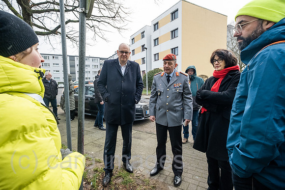 Deutschland, Bremen - General Carsten Breuer, Leiter des Corona-Krisenstabes informiert sich in Impfmobil ueber die Bremer Impfkampagne