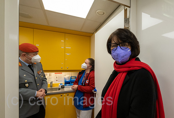 Deutschland, Bremen - Bremer Gesundheitssenatorin Claudia Bernhard (Die Linke), hinten General Carsten Breuer, Leiter des Corona-Krisenstabes