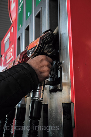 Deutschland, Bremen - Tankstelle, Hand am Zapfhahn fuer Diesel