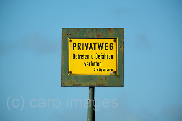 Deutschland, Bremen - hoch in den Himmel ragendes Schild PRIVATWEG
