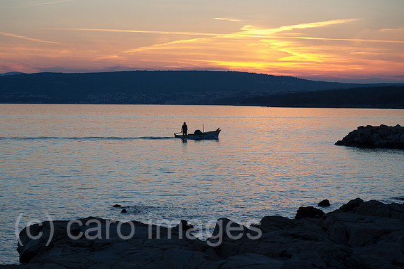 Kroatien, Krk (Hauptstadt der Insel Krk) - Blick auf die Bucht vor Krk mit einem Fischerboot