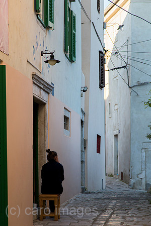Kroatien, Krk (Hauptstadt der Insel Krk) - Frau in der Altstadt raucht eine Zigarette