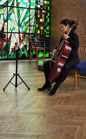 Deutschland, Bremen - Cellistin bei einem Solo bei einem Konzert von Alter Musik in einer Kirche