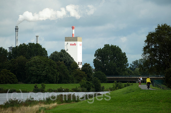 Deutschland, Bremen - Hybrid- und Heizkraftwerk Hastedt des regionalen Energieversorgers swb an der Weser, vorne der Werdersee