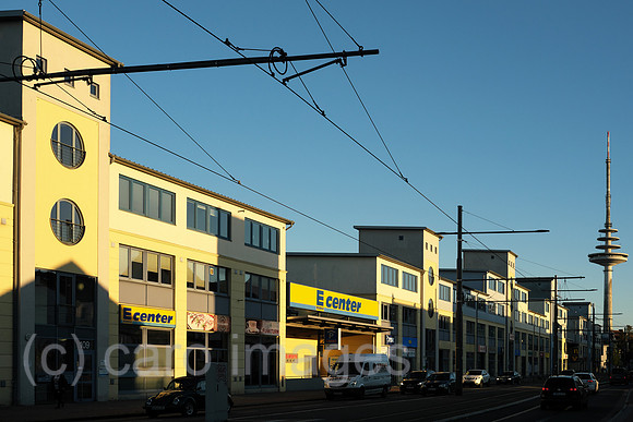 Deutschland, Bremen - Hauptstrasse im Stadtteil Walle mit e center (Edeka), rechts der Waller Fernsehturm