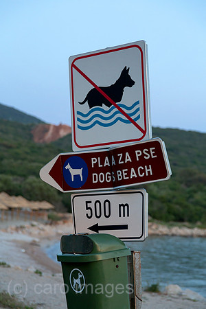 Kroatien, Krk (Hauptstadt der Insel Krk) - Schild am Strand: Hundebad unerwuenscht und Hinweisschild fuer Hundestrand anderwaertig