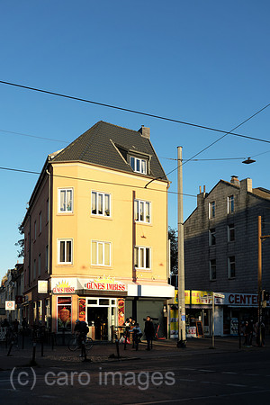 Deutschland, Bremen - Hauptstrasse im Stadtteil Walle, der sich durch Vielfalt und hohen Anteil von Deutschtuerken auszeichnet