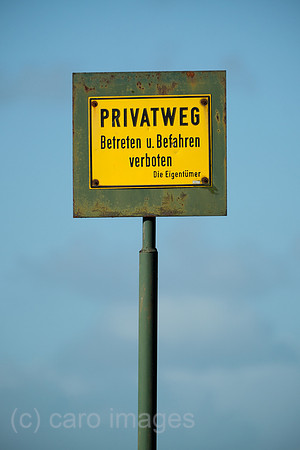 Deutschland, Bremen - hoch in den Himmel ragendes Schild PRIVATWEG