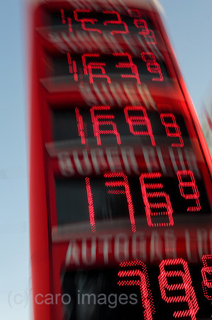 Deutschland, Bremen - Preistafel mit Benzinpreisen an einer Tankstelle