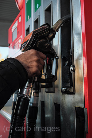 Deutschland, Bremen - Tankstelle, Hand am Zapfhahn