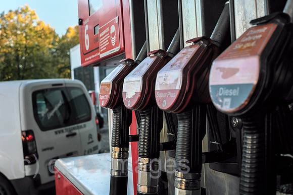 Deutschland, Bremen - Tankstell, Zapfhaehne