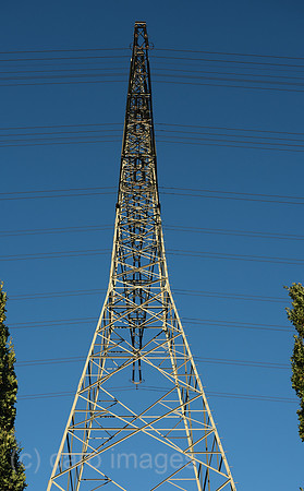 Deutschland, Bremen - Strommast, der vom Kraftwerk zum Hauptnetz fuehrt