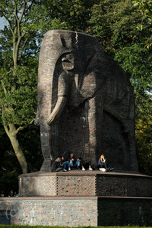 Deutschland, Bremen - ELEFANT - Antikolonialdenkmal im Nelson-Madela-Park beim Hauptbahnhof