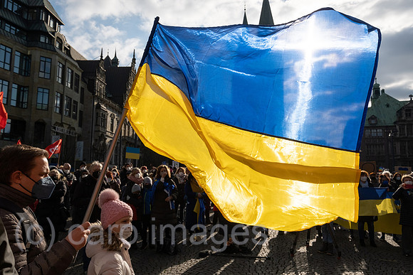 Deutschland, Bremen - We stand with Ukraine - Demonstration gegen Putins Krieg gegen die Ukraine