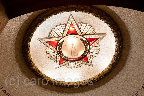 Deutschland, Berlin - Sowjetisches Ehrenmal im Treptower Park (1946), Sowjetstern in der Gruft unter der Statue des Rotarmisten