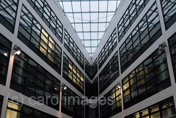 Deutschland, Berlin - Innenhof im Willy-Brandt-Haus, Bundeszentrale der Sozialdemokratischen Partei Deutschlands (SPD)
