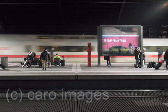 Deutschland, Berlin - ICE verlaesst Berlin Hauptbahnhof