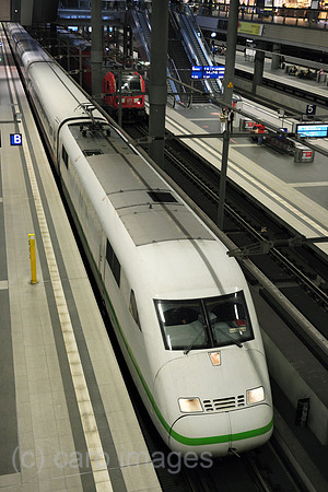 Deutschland, Berlin - ICE im Berlin Hauptbahnhof (tief) faehrt ab