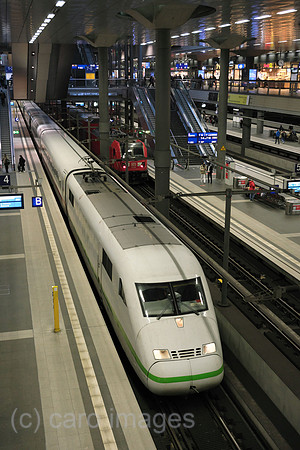 Deutschland, Berlin - ICE im Berlin Hauptbahnhof (tief)