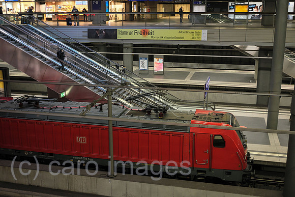 Deutschland, Berlin - Lok im Berlin Hauptbahnhof (tief)