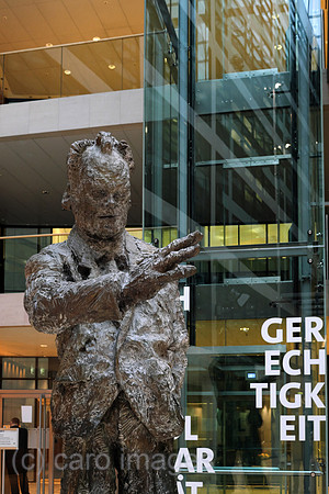 Deutschland, Berlin - Skulptur von Willy Brandt im Innenhof des Willy-Brandt-Haus, Bundeszentrale der SPD
