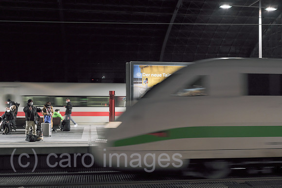 Deutschland, Berlin - Ein ICE verlaesst Berlin Hauptbahnhof, der andere kommt an