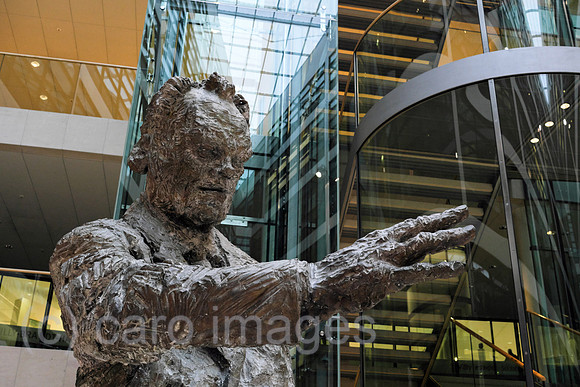 Deutschland, Berlin - Skulptur von Willy Brandt im Innenhof des Willy-Brandt-Haus, Bundeszentrale der SPD