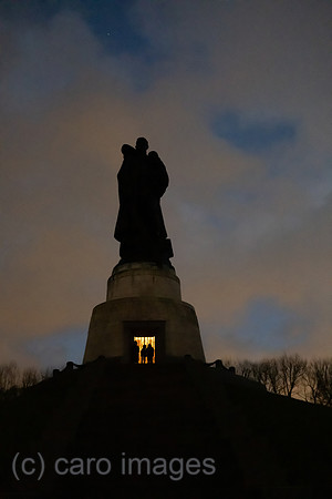 Deutschland, Berlin - Sowjetisches Ehrenmal im Treptower Park (1946), Statue des Rotarmisten