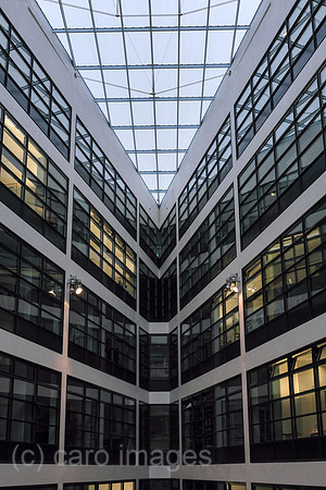 Deutschland, Berlin - Innenhof im Willy-Brandt-Haus, Bundeszentrale der Sozialdemokratischen Partei Deutschlands (SPD)