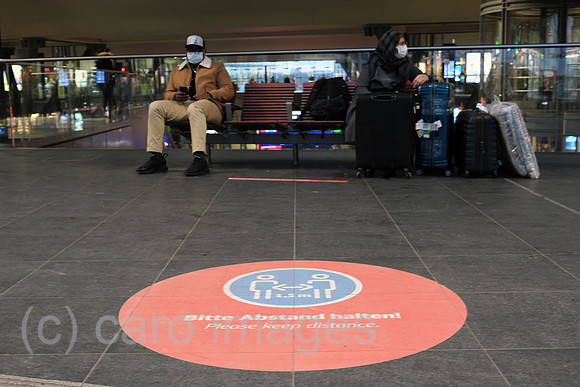 Deutschland, Berlin - Hinweis auf Abstandsregel (Corona) im Berlin Hauptbahnhof