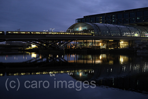 Deutschland, Berlin - Blick vom Humboldthafen auf Berlin Hauptbahnhof