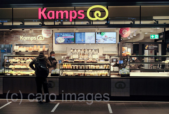 Deutschland, Berlin - Filiale der Baeckerei-Kette Kamps im Berlin Hauptbahnhof