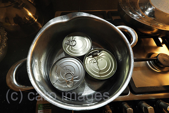 Deutschland, Bremen - persisch kochen: Thunfisch wird in Dosen direkt aufgewaermt