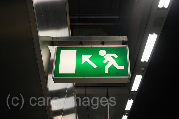 Deutschland, Berlin - Schild Notausgang im Berlin Hauptbahnhof (tief)